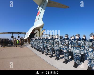 Wuhan, La Province Chinoise De Hubei. 17 février 2020. Le format de la médie militaire après avoir débarqué un avion de l'Armée Populaire de libération (APL) de l'Armée de l'Air à Wuhan, dans la province de Hubei en Chine centrale, le 17 février 2020. Crédit: Li Shining/Xinhua/Alay Live News Banque D'Images