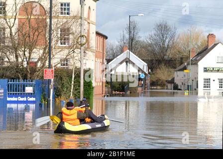Shrewsbury, Shropshire, Royaume-Uni - Mardi 25 février 2020 - deux hommes vont faire une pagayer dans leur canoë dans les inondations dans le district de Coleham de la ville. La rivière Severn culminera plus tard aujourd'hui et un grave avertissement d'inondation est actuellement en vigueur pour Shrewsbury. Photo Steven May / Alay Live News Banque D'Images