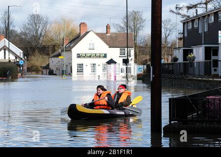 Shrewsbury, Shropshire, Royaume-Uni - Mardi 25 février 2020 - deux hommes vont pagayer leur canoë dans les inondations dans le district de Coleham de la ville. La rivière Severn culminera plus tard aujourd'hui et un grave avertissement d'inondation est actuellement en vigueur pour Shrewsbury. Photo Steven May / Alay Live News Banque D'Images