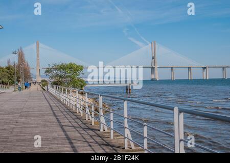 Le pont Vasco da Gama est un pont à câbles flanqué de viaducs et de rangeviews qui s'étend sur le Tage dans le Parque das Nações à Lisbonne, le Ca Banque D'Images