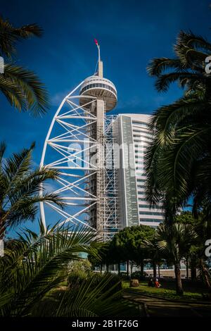 La tour Vasco da Gama est une tour de réseau de 145 mètres avec gratte-ciel dans la paroisse civile de Parque das Nações, la municipalité de Lisbonne, au Portugal Banque D'Images