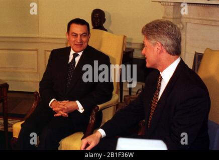 Le président égyptien Hosni Moubarak rencontre le président américain Bill Clinton au Bureau ovale de la Maison Blanche à Washington, DC le lundi 10 mars 1997.crédit: Ron Sachs/CNP /MediaPunch Banque D'Images