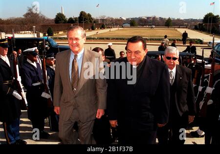 Washington, DC - 5 mars 2002 -- le président égyptien Hosni Moubarak (à droite) est escorté dans le Pentagone par le secrétaire américain à la Défense Donald H. Rumsfeld (à gauche) le 5 mars 2002. Moubarak et Rumsfeld se réuniront pour discuter de la guerre contre le terrorisme, le conflit israélo-palestinien et d'autres questions de sécurité régionale. Crédit obligatoire : Robert D. Ward/DoD via CNP /MediaPunch Banque D'Images