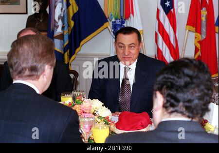 Washington, DC - 30 mars 2000 -- le Secrétaire à la défense des États-Unis, William S. Cohen (premier plan à gauche), accueille un petit-déjeuner de travail avec le Président invité Hosni Moubarak (au centre) au Pentagone, le 30 mars 2000. Quatre éminents sénateurs américains se sont joints aux hauts fonctionnaires du ministère de la Défense présents. Un large éventail de questions de sécurité régionales ont fait l'objet d'un débat. Crédit obligatoire : Robert D. Ward/DoD via CNP. /MediaPunch Banque D'Images