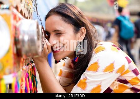 Femmes regardant dans bioscope à Surajkund Mela Banque D'Images