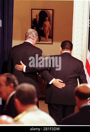 Washington, DC - 1 juillet 1999 -- le président des États-Unis Bill Clinton et le président Hosni Moubarak d'Egypte quittent la salle présidentielle à la suite de leur conférence de presse conjointe, le 1er juillet 1999. Les deux dirigeants se sont réunis pendant plus de deux heures au Bureau ovale et au déjeuner dans la résidence de la Maison Blanche. .Credit: Ron Sachs / CNP /MediaPunch Banque D'Images