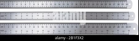 Règle métallique réaliste. Outil de mesure, jeu de vecteurs isolés de règles de 12 pouces et 30 centimètres Illustration de Vecteur