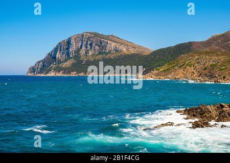 Vue panoramique sur les falaises du cap Capo Figari et les rochers avec le mont Monte Ruju sur la côte de la mer Tyrrhénienne à Golfo Aranci, en Sardaigne, en Italie Banque D'Images