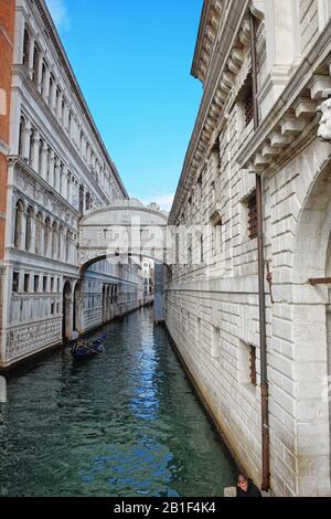 Venise, Italie, le Pont des Soupirs, Ponte dei Sospiri, vu du Ponte della Paglia, un gondolier vénitien solitaire qui rame le long du rio del Palazzo Banque D'Images