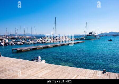 Golfo Aranci, Sardaigne / Italie - 2019/07/16: Vue panoramique sur le port de plaisance de Golfo Aranci - Marina di Golfo Aranci - avec boulevard du parc de bord de mer Banque D'Images