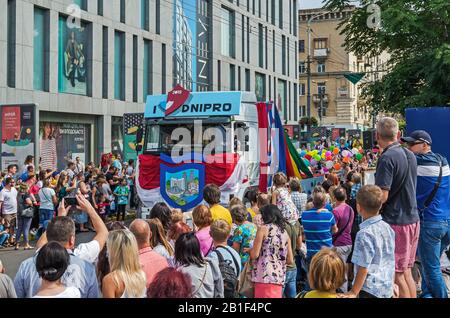 Dnipro, Ukraine - 14 septembre 2019: Véhicule à la décoration festive sur plateforme dont il ya des performances de carnaval dédié à la journée de Dnipro Banque D'Images