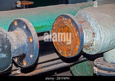 Pipeline métallique obsolète dans le sous-sol abandonné d'une ancienne installation militaire Banque D'Images