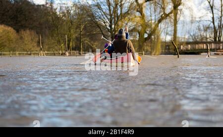 25 février 2020, Basse-Saxe, Klein Bünstorf: Une famille fait du canoë sur l'Ilmenau. La rivière a inondé les pâturages adjacents. Plusieurs eaux de la Basse-Saxe ont débordé leurs banques. Photo: Philipp Schulze/Dpa Banque D'Images