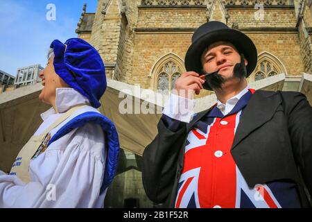 Guildhall, Londres, Royaume-Uni. 25 février 2020. Shrove Tuesday, également communément appelé « Pancake Day », voit des équipes de participants des léveries de la ville de Londres se mesurer à leur régalia et à leur robe fantaisie lorsqu'ils se prennent les uns sur les autres dans les courses de crêpes. La tradition annuelle a lieu à l'extérieur du Guildhall de la ville. Crédit: Imagetraceur/Alay Live News Banque D'Images