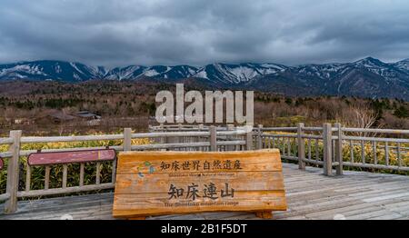 Shiretoko Goko Région Des Cinq Lacs. Chaîne de montagnes vallonnés et bois dans le pays de haute latitude printemps. Parc National De Shiretoko Banque D'Images