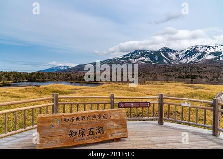 Shiretoko Goko Région Des Cinq Lacs. Chaîne de montagnes vallonnés et bois dans le pays de haute latitude printemps. Parc National De Shiretoko Banque D'Images