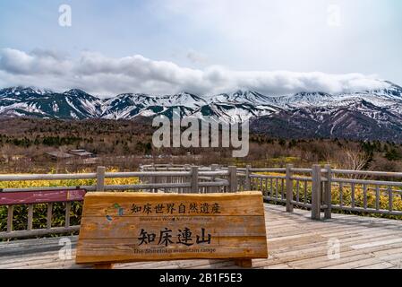 Shiretoko Goko Région Des Cinq Lacs. Chaîne de montagnes vallonnés et bois dans le pays de haute latitude printemps. Parc National De Shiretoko Banque D'Images