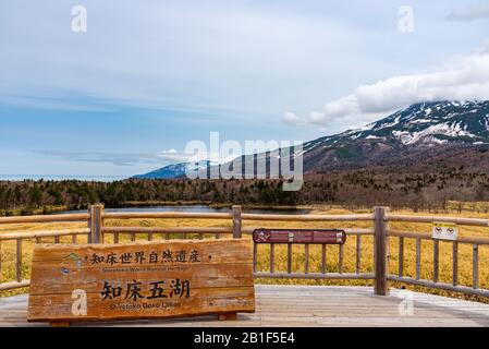 Shiretoko Goko Région Des Cinq Lacs. Chaîne de montagnes vallonnés et bois dans le pays de haute latitude printemps. Parc National De Shiretoko Banque D'Images