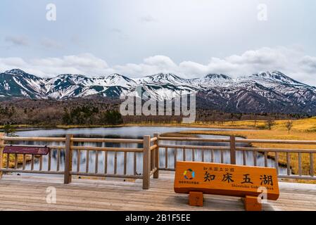 Shiretoko Goko Région Des Cinq Lacs. Chaîne de montagnes vallonnés et bois dans le pays de haute latitude printemps. Parc National De Shiretoko Banque D'Images