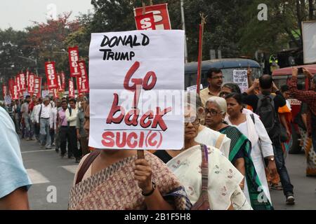 Les militants du Centre de l'unité socialiste de l'Inde (communiste) ont scrié des slogans et ont tenu une coupure du président américain Donald Trump alors qu'ils protestaient contre sa visite en Inde à Kolkata. (Photo De Dipa Chakraborty/Pacific Press/Sipa Usa) Banque D'Images