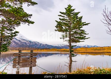 Le Premier Lac De Shiretoko Goko Five Lakes, Parc National De Shiretoko. Paysage de beauté naturelle, chaîne de montagnes et forêt au printemps Banque D'Images