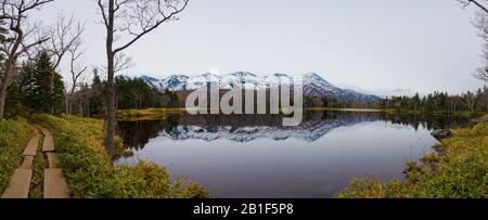 Le Deuxième Lac De Shiretoko Goko Cinq Lacs. Chaîne de montagnes vallonnés et bois au printemps. Paysage de beauté naturelle de pays de haute latitude Banque D'Images