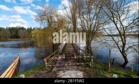 25 février 2020, Basse-Saxe, Klein Bünstorf: Un pont au-dessus d'Ilmenau a dû être fermé en raison de l'inondation. Plusieurs eaux de la Basse-Saxe ont débordé leurs banques. Photo: Philipp Schulze/Dpa Banque D'Images