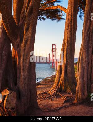 Traversez Le Golden Gate Bridge San Francisco Usa Banque D'Images