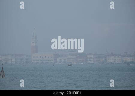 Vue sur Venise, le Palais des Doges, le Campanile de San Marco et la Riva degli Schiavoni, Venise voilée par une brume matinale sur le bassin de San Marco depuis le Lido Banque D'Images