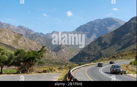 Michell'S Pass, Ceres, Western Cape, Afrique Du Sud. 2019. Michell's Pass, l'autoroute R-46 à proximité des montagnes de Ceres et Skurweberg dans le Cap occidental, Banque D'Images