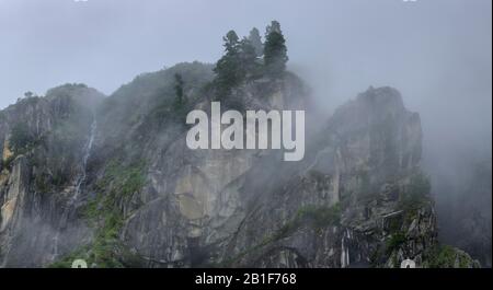 Rochers dans le brouillard, NP Hohe Tauern, Obersulzbachtal, Salzbourg, Autriche Banque D'Images