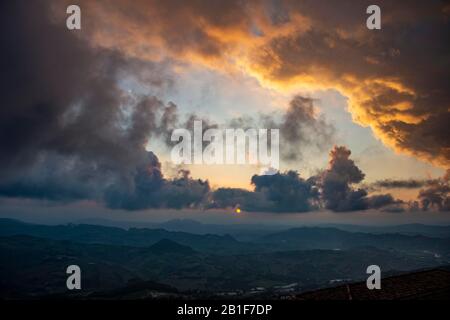 Vue sur le paysage vallonné de Saint-Marin, coucher de soleil avec des nuages spectaculaires, Saint-Marin Banque D'Images