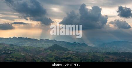 Vue sur le paysage vallonné de Saint-Marin, rayons du soleil entre les nuages, Saint-Marin Banque D'Images