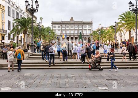 Les touristes de la Plaza de Santa Ana avec l'Hôtel de Ville en arrière-plan, la Vegueta, La vieille ville, Las Palmas de Gran Canaria, Gran Canaria Banque D'Images