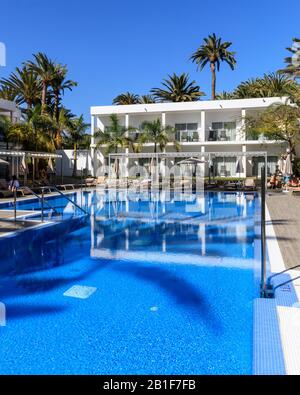 Piscine et bâtiments d'hébergement à l'hôtel 5 étoiles Riu Palace Oasis, Meloneras, Maspalomas, Gran Canaria, îles Canaries Banque D'Images