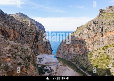 Fin de la gorge Torrent de Pareis à la mer, près de sa Calobra, Serra de Tramuntana, drone enregistrement, Majorque, Iles Baléares, Espagne Banque D'Images