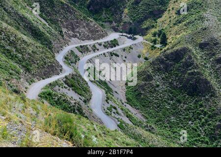 Route sinueuse en gravier de la Ruta de los caracoles, près de Villavicencio, province de Mendoza, Argentine Banque D'Images