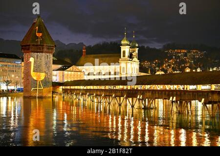 Wassertum avec installation légère, pont de chapelle droit, derrière l'église jésuite sur la Reuss au crépuscule, la vieille ville, Lilu, Festival de lumière 2020, Lucerne Banque D'Images