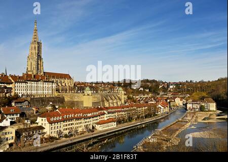 Vue sur la vieille ville, la cathédrale de Berne et l'Aare, Canton de Berne, Berne, Suisse Banque D'Images