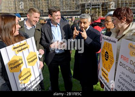 Londres, Royaume-Uni. 25 février 2020. Le maire de Manchester Andy Burnham et le maire de Salford Paul Dennet sont joints par Sadiq Khan (maire de Londres) et Hilary Benn MP pour faire pression sur le gouvernement pour qu'il prenne des mesures immédiates pour aider les résidents de grande taille vivant dans des bâtiments dangereux après la tragédie de la tour Grenfell crédit: PjrFoto/Alay Live News Banque D'Images