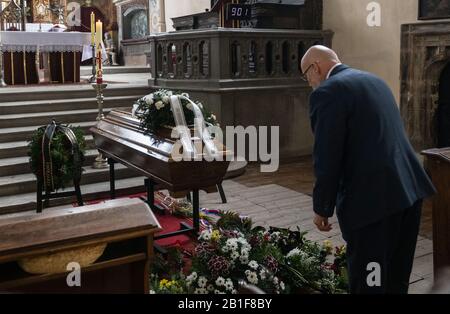 Melnik, République Tchèque. 25 février 2020. Dernier adieu à Vladimir Hradec, qui a coopéré avec le groupe anti-communiste de résistance des frères Masin dans les années 1950, s'est tenu le 25 février 2020 à Melnik, en République tchèque. Hradec est mort à l'âge de 88 ans. Sur la photo est vu maire de Melnik Ctirad Mikes. Crédit: Vit Cerny/Ctk Photo/Alay Live News Banque D'Images