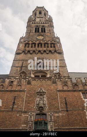 Le beffroi de Bruges est un clocher médiéval. Dès le bas, il atteint le ciel. Ce bâtiment est l'un des symboles de Bruges. Banque D'Images