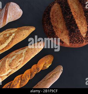 Différents types de pain et de petits pains dans la vue de dessus. Motif affiche de cuisine ou de boulangerie dans le noir Banque D'Images