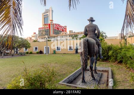 Statue d'officier de cavalerie sur la cour de la forteresse de Maputo utilisée comme musée, Mozambique Banque D'Images