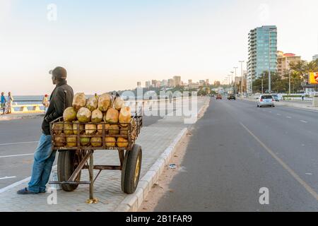 Maputo, Mozambique - 13 mai 2019: Chariot plein de noix de coco par la rue sur la Costa do sol à Mapouto, Mozambique Banque D'Images