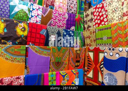 Beaucoup de tissus africains colorés dans une rangée, Maputo, Mozambique Banque D'Images