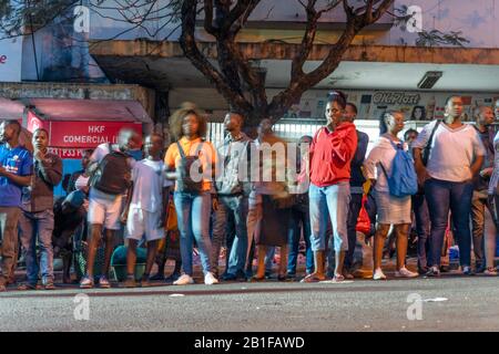 Maputo, Mozambique - 15 mai 2019: De nombreuses personnes locales attendent un bus dans la capitale Banque D'Images