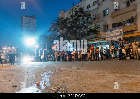 Maputo, Mozambique - 15 mai 2019: De nombreuses personnes locales attendent un bus dans la capitale Banque D'Images