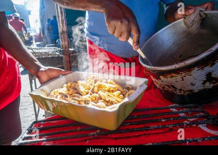 Des fruits de mer fraîchement cuits sont mis sur le plateau dans le restaurant de Maputo, au Mozambique Banque D'Images