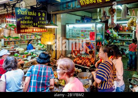 Vendeurs de nourriture dans le vieux marché Talat Kao à soi 6 de Yaowarat Road, Bangkok, Thaïlande Banque D'Images